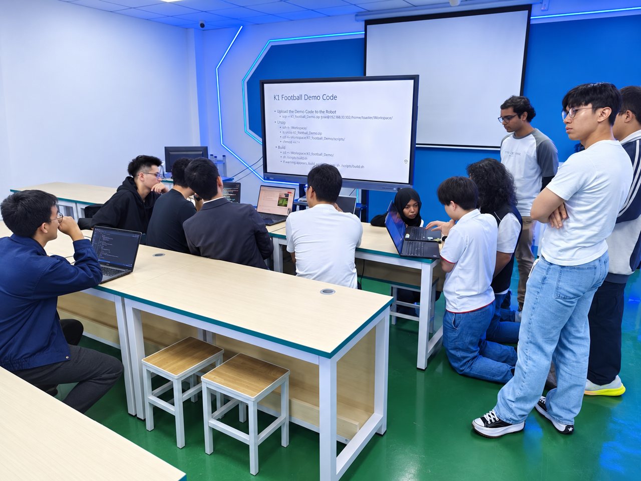 参与者在教室中接受技术培训