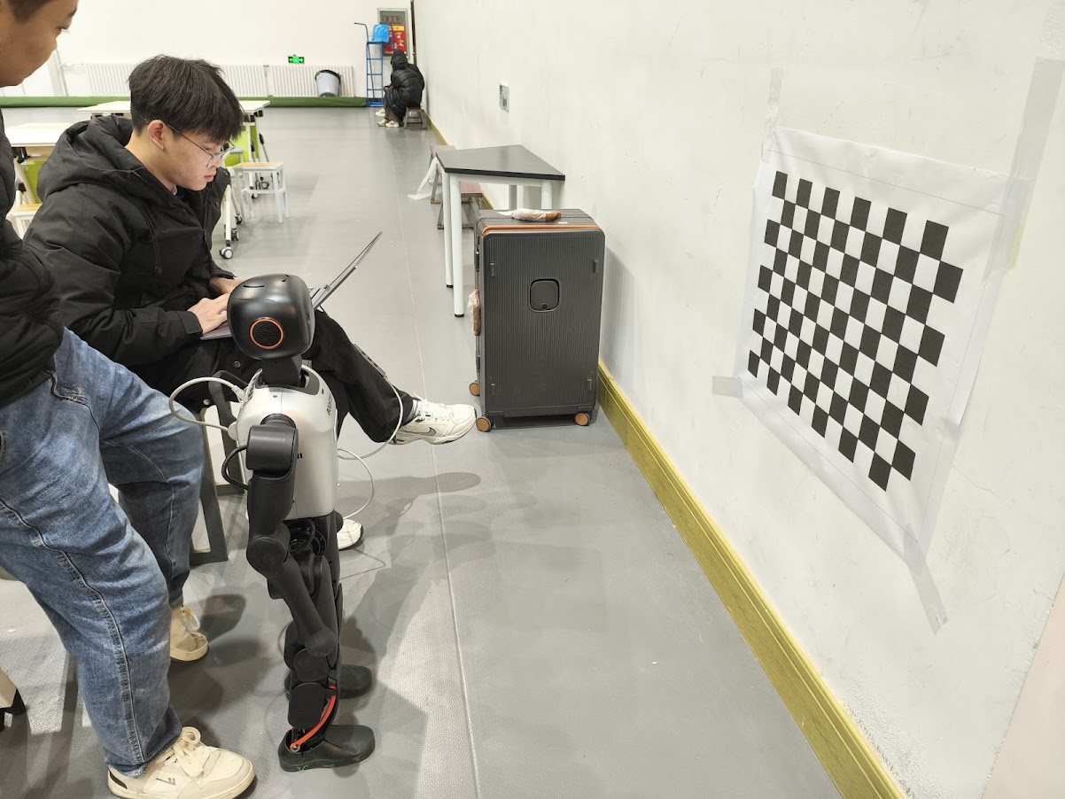 在实验室中进行人形机器人实践操作